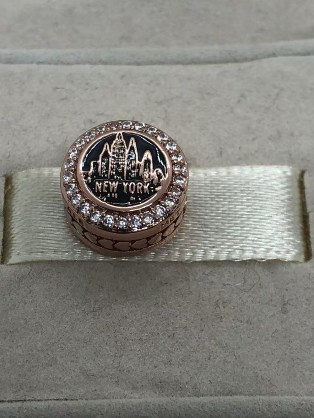 ✨🔥Pandora New York City Exclusive Round Moments Charm